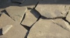 Камень песчаник природный серый.