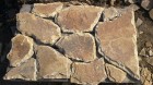 Камень песчаник природный со сколом.